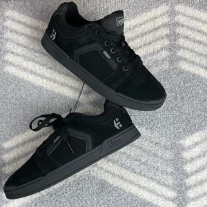 NWT ETNIES Skater 1 Leather Black and Gray Embroidered Skateboarding Sneakers
